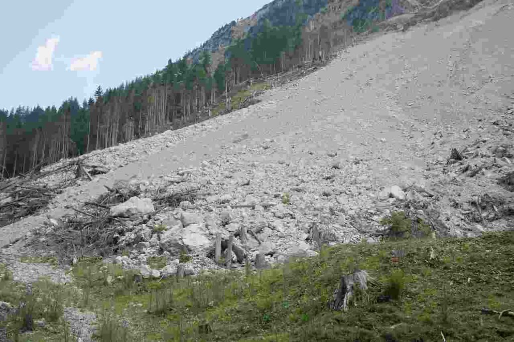 Landslide in Khindipada area, fortunately no loss of life